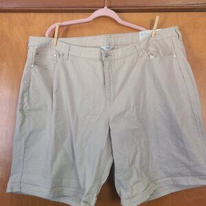 CJ Banks shorts NWT